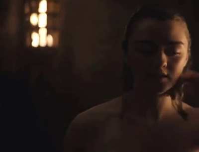 [Ass]-crack and sideboob, Maisie Williams (or a body double) in 'Game of Thrones' (S08E<wbr>02/20<wbr>19)(2<wbr>1y.o.<wbr>)