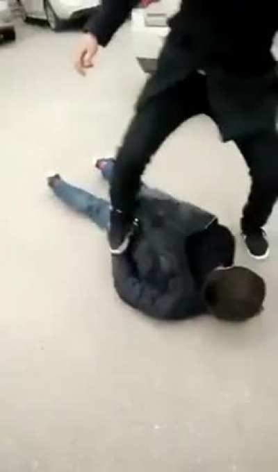 Chinese Police - Savagely beat Uyghur who is in handcuffs