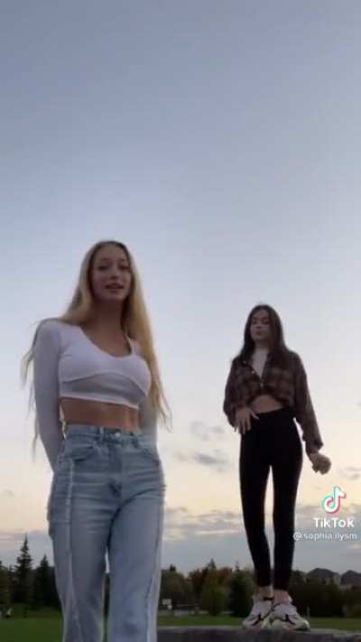 Why tf does her waist move like that
