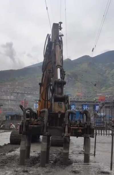 Concrete vibrator for mass concrete compaction