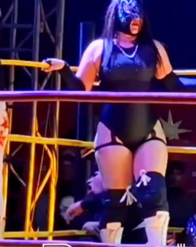 Stinkface Lady Maravilla and bite in ass