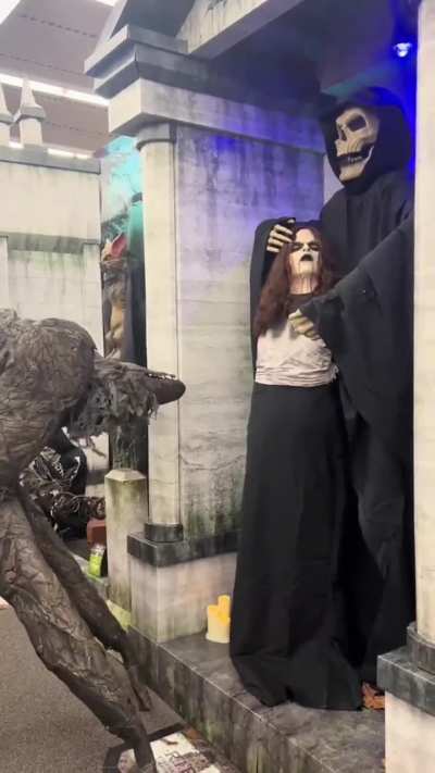 ⚡The creepiest Halloween costume.