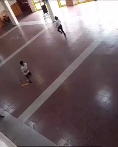 Kid helps his classmate so she can be part of the sport’s class.