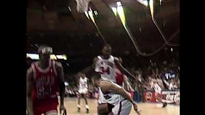 [Highlight] John Starks eludes 4 Bulls defenders and dunks past MJ and Horace Grant (1993)