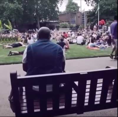 Guy alone singing “Living on a Prayer” by Bon Jovi makes entire park sing alongside him