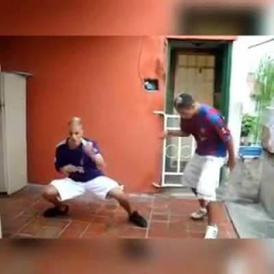 Turros bailando The Less I Know The Better - Tame Impala. (final casualmente sincrónico)