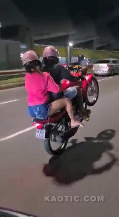 Soteropolitanos de plantão, reconhecem o nosso metrô ali atrás??? Usem quaisquer meios de proteção e não inventem besteira numa moto.