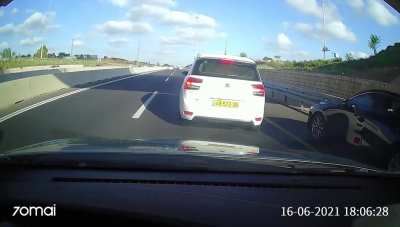 Instant karma for idiot shoulder overtaker