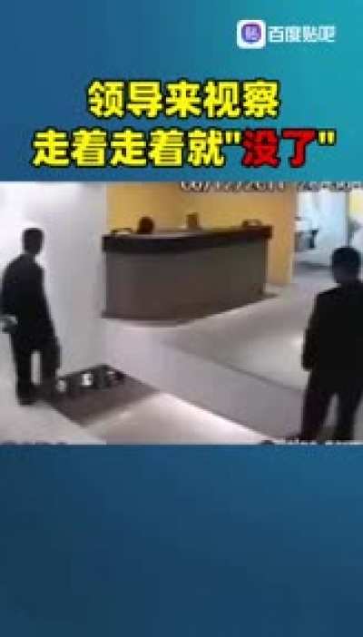 我透明玻璃地板呢 刚刚还在这的 走两步怎么没了？