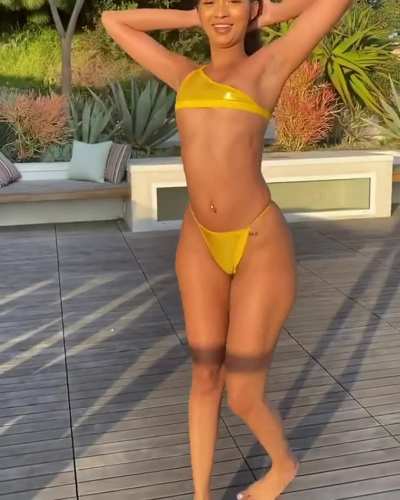 Ass Shaking Edwina 😍