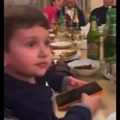 Niño mujicano descubriendo su día temático favorito