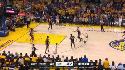[Highlight] Stephen Curry hits a RIDICULOUS falling triple