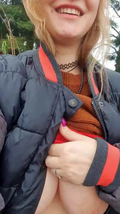 #TittyDrop It was hard, because the park and the people, because it was cold, because my boobs stick out half a meter... heh. Kisses and Happy New Year. [Drop]