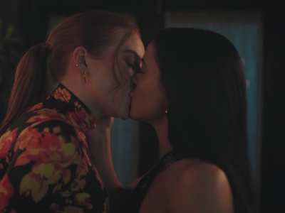Camila Mendes & Madelaine Petsch making out has me a whole different level of horny