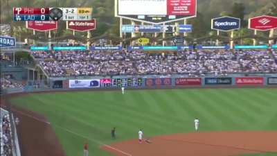 [Highlight] Rhys Hoskins goes deep off Clayton Kershaw to open scoring. His 13th of the year