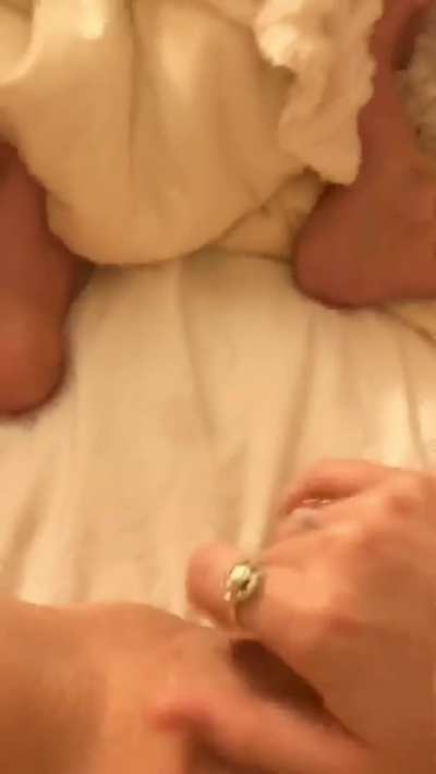 I’m so wet you can hear it when I’m rubbing my clit😩😝