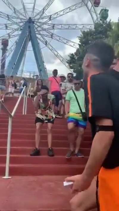 Oml so cute, please don't give homophobic comments, if u dont like, ignore