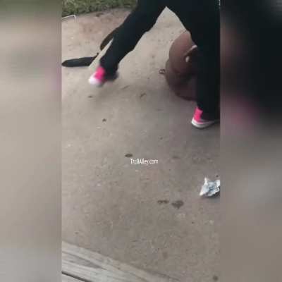She shitin’ on herself!