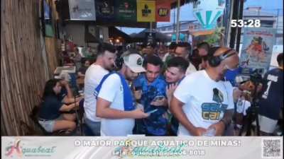 Pega a bola e vai pra porra do meio de campo