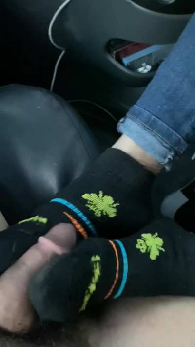 Picked up a chick off the street in Philly and she gave me a great footjob