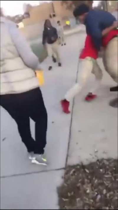 Lil niggas out here trippin in front of his moms doe 🤣🤣🤦🏾‍♂️