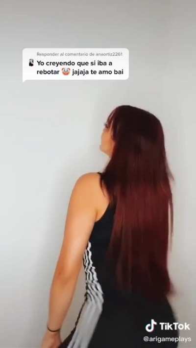 Que rico sería levantarle ese vestido y verle todo su calzón mojado y metido en su culo