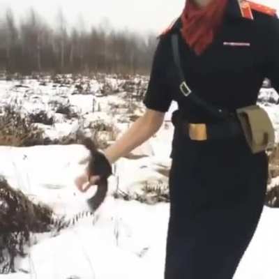 Vur şanlı silahınla gönül mülkü düzelsin; Sen öldürüyorken de vururken de güzelsin!
