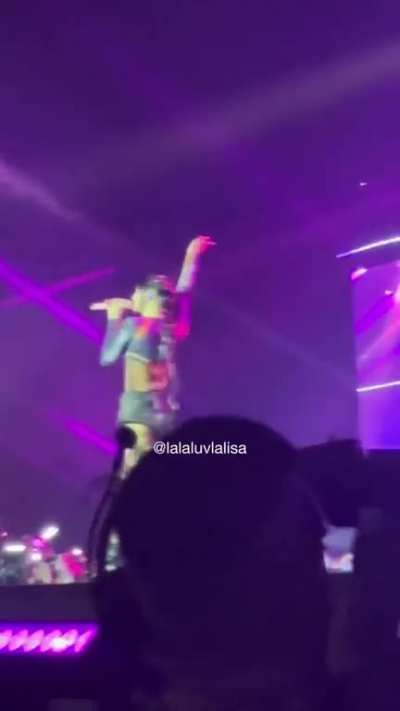 Lisa's delicious cameltoe + cheeks must be heaven 😋