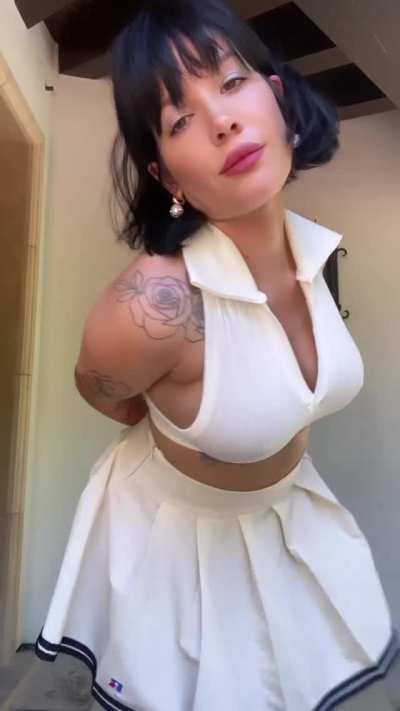no bra Halsey