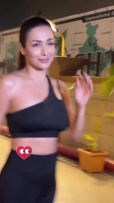 Malaika Arora Black Gym Outfit 💣🥵