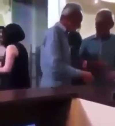 No dejen que sus abuelos tomen que se ponen tontos