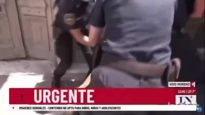 Tremendo ataque por parte de la policía a una chica que protestaba por el  delivery fallecido