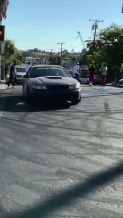 Guys block police car from pursuing suspect’s car in Vallejo, CA