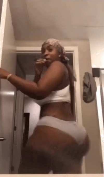 Fuuuck!! Me pretending this is my mom make me wanna nut right now 🥜