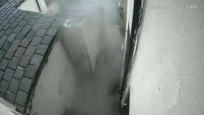 Man trying to break into home gets boiling hot water thrown in his face