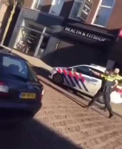 3 cops against 1 aggressive man