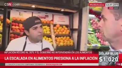 Notero de C5N fue a una verdulería a informar una “suba atroz” de precios y se encontraron con el verdulero, que le informó que todo había bajado