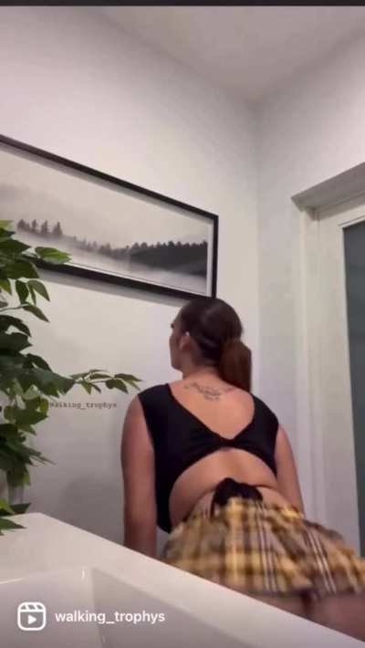Latina oiled ass clapping