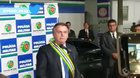 Jair Bolsonaro fugindo de entrevistas ao som de Marcos e Belutti