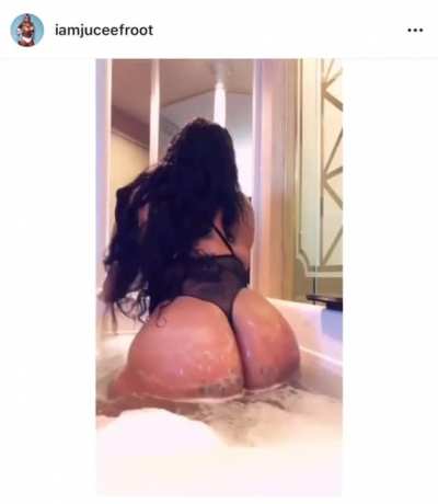 JuceeFroot Twerking