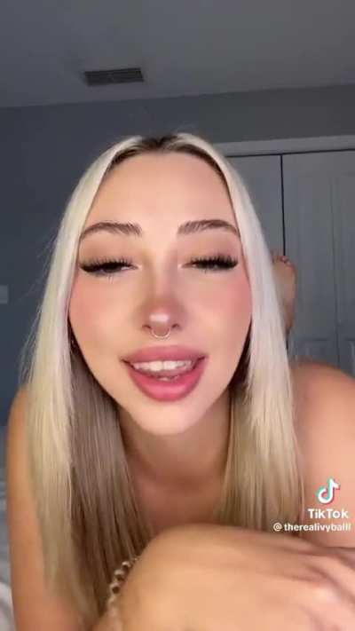 there<wbr>alivy<wbr>balll - This blond teen cutie’s perfect soles again!