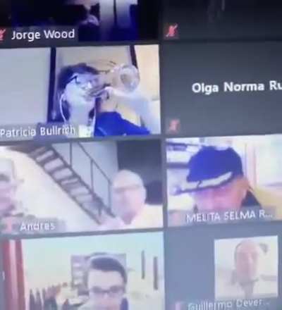 Patricia Bullrich dando un ejemplo de como sobrevivir a una reunión aburrida en cuarenta