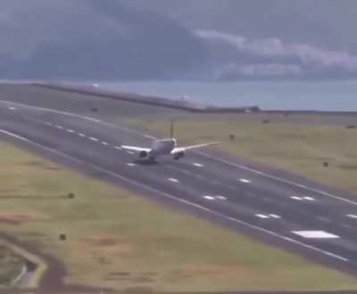 Aggressive A321neo Landing in Madeira: Skill or Suicide?..