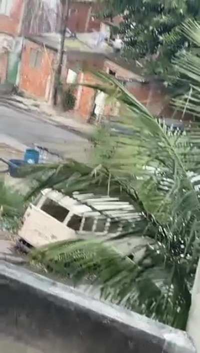 Invasão do morro do alemão que está acontecendo nesse momento.