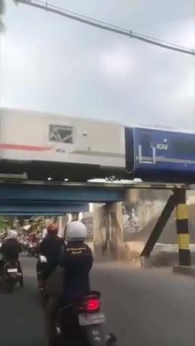 Palang Pintu Diterobos, Jembatan Kereta Malah Berhenti