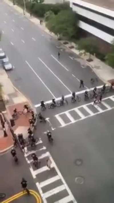 Orlando, FL: police deliberately box in protestors *before* curfew, forcing them to stay in place until after curfew so they can be arrested This is a violation of the Fourth Amendment