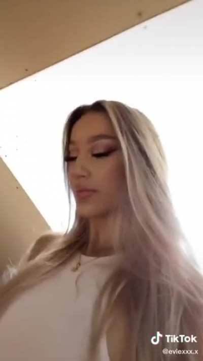 Evie wants to give you head 😍😍😍