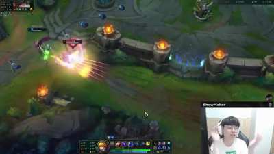 Showmaker's reaction to K'sante dueling his ADC Xayah under two turrets