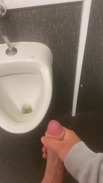 Such a fat load 💦 I love hearing the cum slap the floor 😍