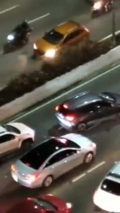 Bolsonaristas impedem de os trabalhadores voltarem para sua casa. Até quando vai ser aturado essa vadiagem?